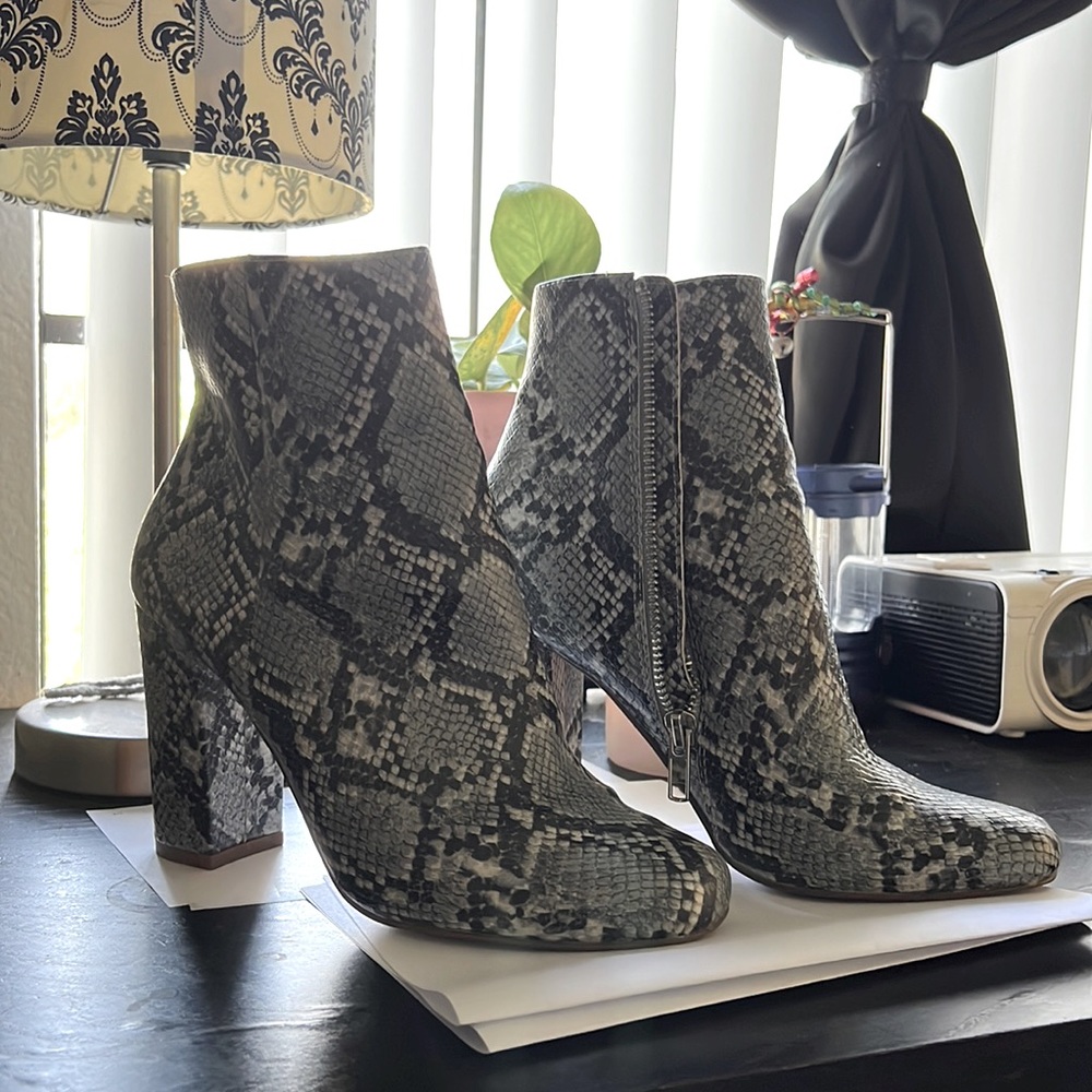 Steve Madden size 6 Blue & Black Snake Skin Booties